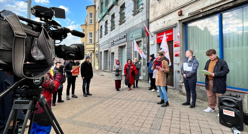 Pod kuratorium protestowali przeciw ministrowi - Zdjęcie główne