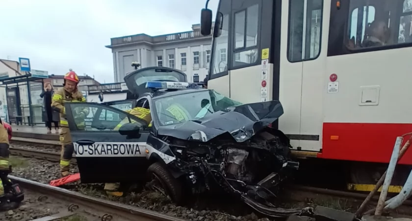 Zderzenie samochodu skarbówki z tramwajem. Trzy osoby poszkodowane - Zdjęcie główne