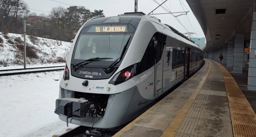 Rewolucja na torach SKM. Nowe pociągi zabrały pasażerów [ZDJĘCIA, VIDEO] - Zdjęcie główne