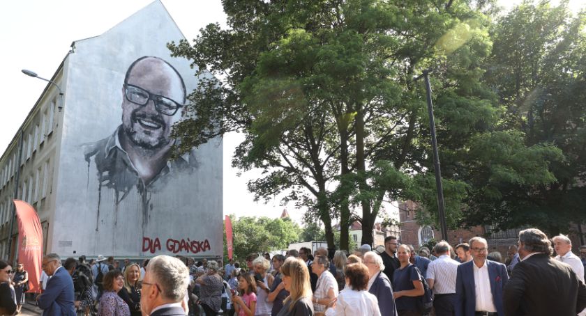 Mural Pawła Adamowicza odsłonięty. Radni opozycji pytają o remont całej kamienicy - Zdjęcie główne