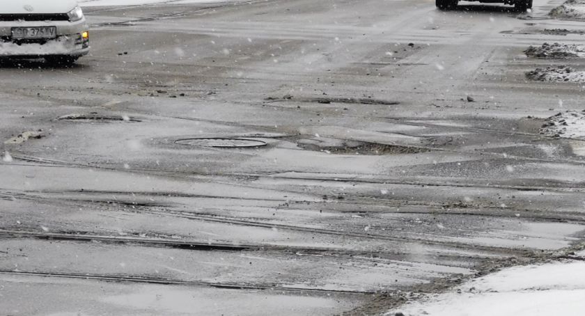 Torowisko przy Urzędzie Miejskim w fatalnym stanie. Podczas awarii tramwaje jeżdżą naokoło - Zdjęcie główne