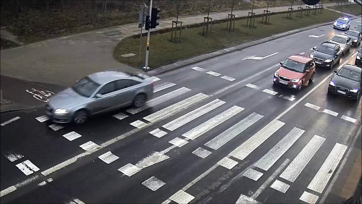 Policjanci pilotowali karetkę z uszkodzonymi "kogutami" - Zdjęcie główne