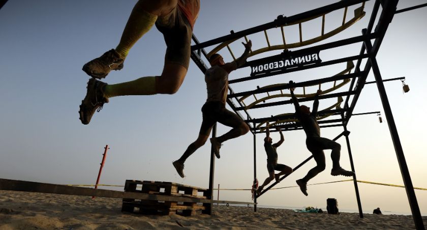 Uczestnicy Runmageddonu opanują brzeźnieńską plażę - Zdjęcie główne