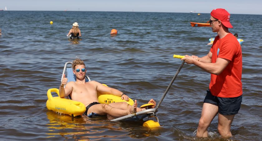 Plaża w Brzeźnie została przystosowana dla osób z niepełnosprawnościami - Zdjęcie główne