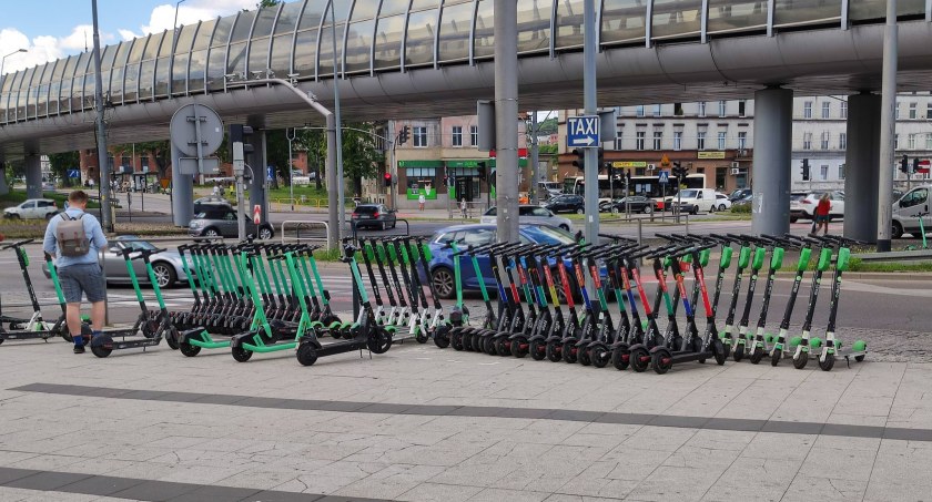 Ważne zmiany dotyczące hulajnóg. W wielu miejscach już nie zaparkujesz - Zdjęcie główne