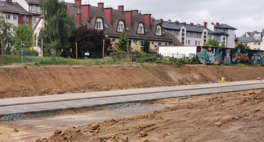 Chodnik wzdłuż Nowej Warszawskiej nabiera kształtu. Czy pójdziemy nim szybciej? [ZDJĘCIA] - Zdjęcie główne