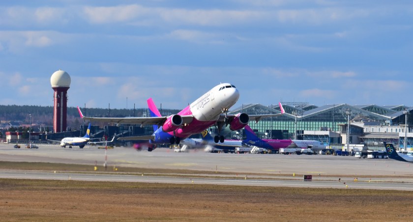 Wizzair rezygnuje z lotniska w polu. Wyląduje bliżej Sztokholmu - Zdjęcie główne