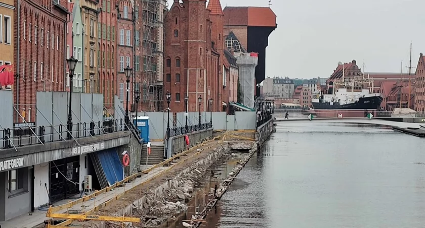 Remont Długiego Pobrzeża opóźniony. Ponad rok poślizgu - Zdjęcie główne