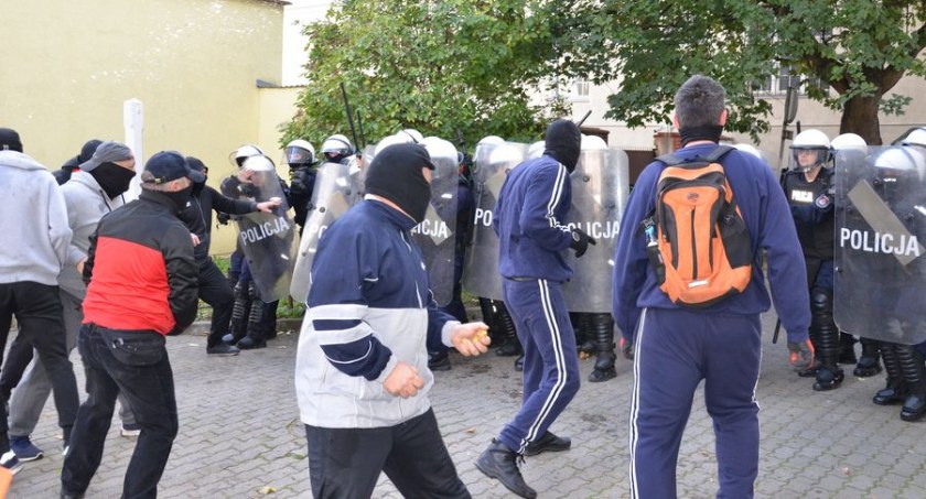 Atak kiboli na bramę aresztu. Widowiskowe ćwiczenia policjantów [WIDEO][ZDJĘCIA] - Zdjęcie główne