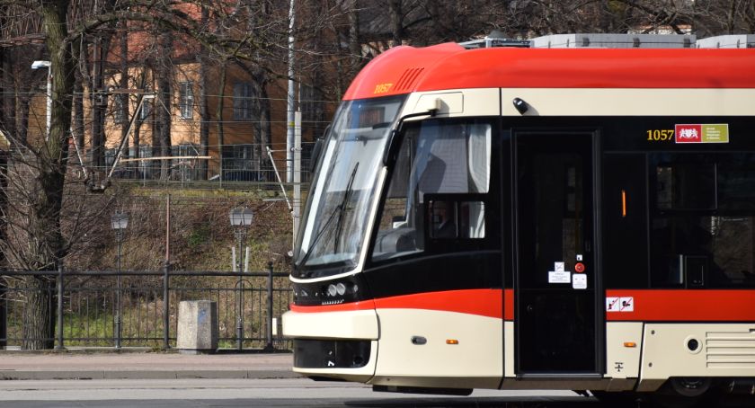 Wykolejenie tramwaju na przystanku Śródmieście SKM. Tramwaje kursują objazdami - Zdjęcie główne