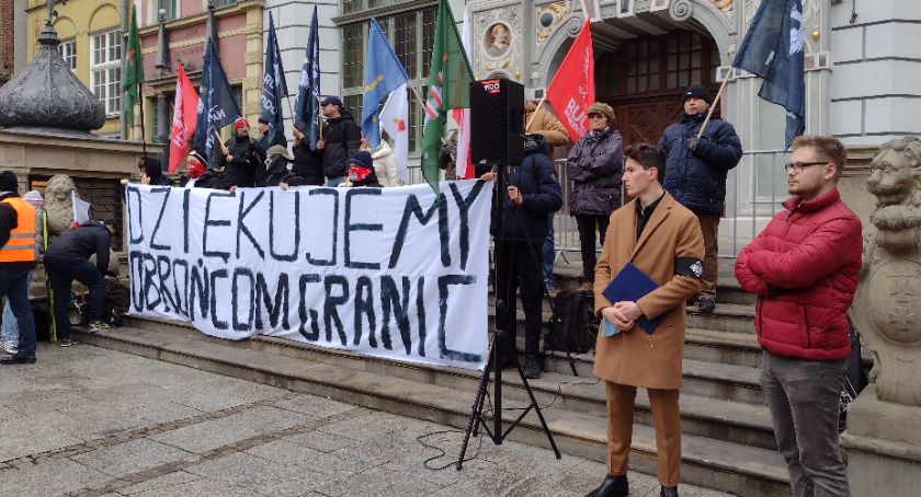 Dwie manifestacje na Długim Targu. Skrajne poglądy wobec sytuacji na granicy - Zdjęcie główne