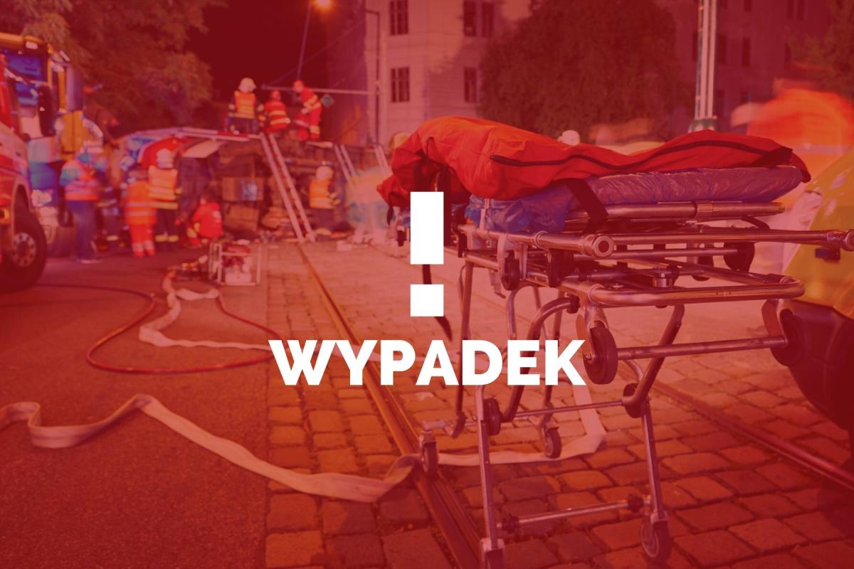 Porsche wjechało w przystanek. Sprawcy uciekli - Zdjęcie główne