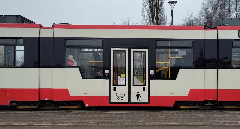 Pasażer wypadł z tramwaju podczas jazdy. Zawiniły drzwi - Zdjęcie główne