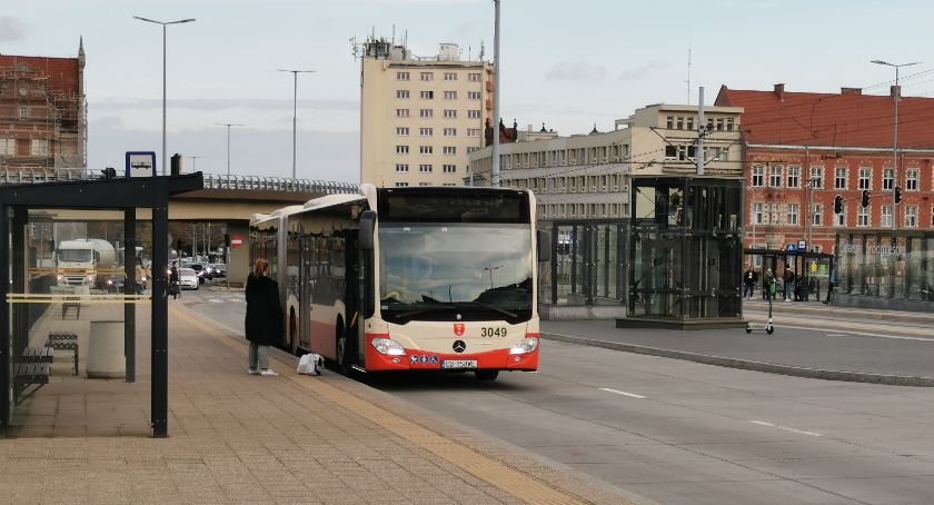 Komunikacja miejska w sylwestra i Nowy Rok. Są duże zmiany  - Zdjęcie główne