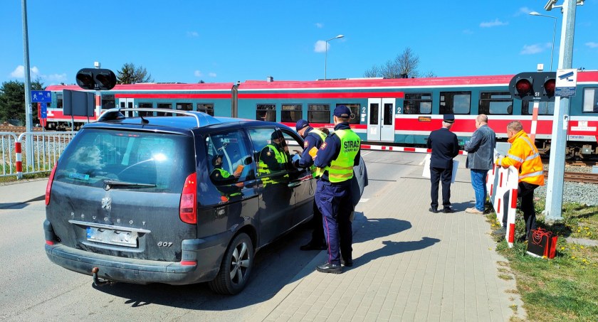 Kolejarze przypominali o zasadach właściwego zachowania na przejazdach kolejowo-drogowych - Zdjęcie główne