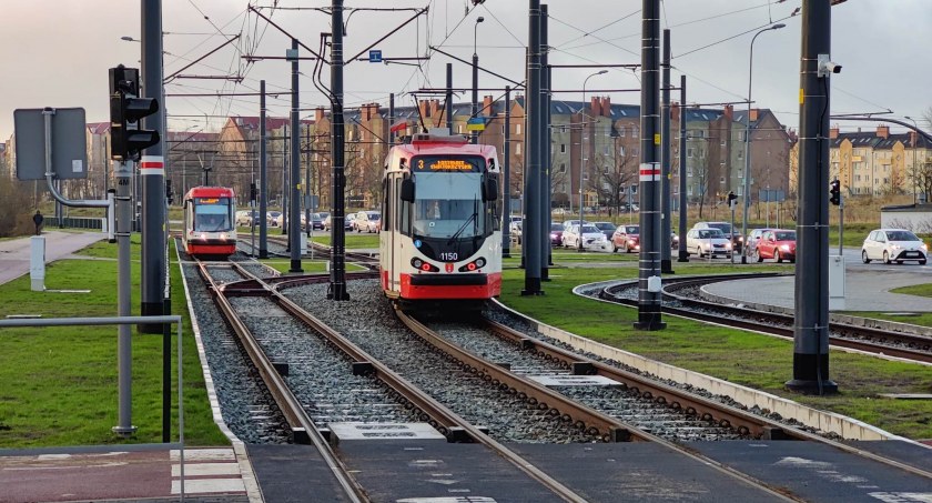 Miały przyspieszyć, a stoją na kolejnych światłach. Tramwajowy projekt nie wypalił? - Zdjęcie główne