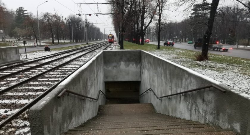 Na przystanek przy GUMedzie bez przejścia tunelem. Kiedy otwarcie? - Zdjęcie główne