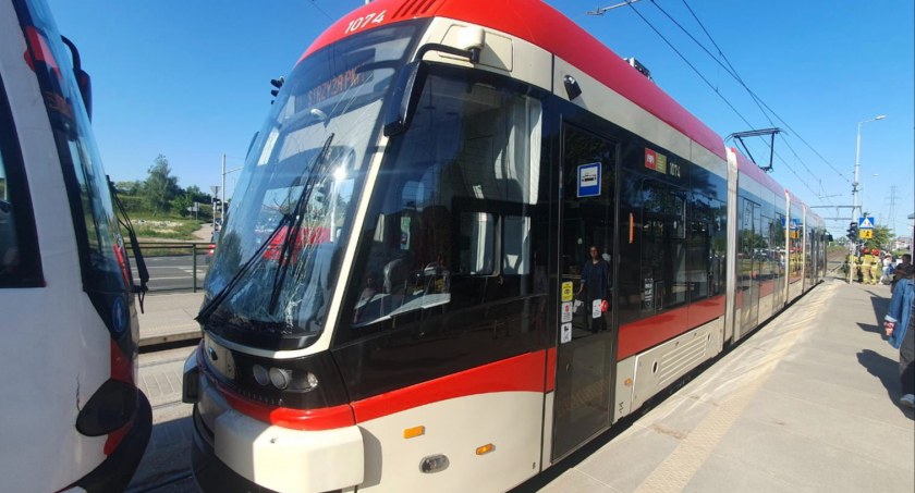 Zderzenie tramwajów na Chełmie. Cztery osoby trafiły do szpitala - Zdjęcie główne