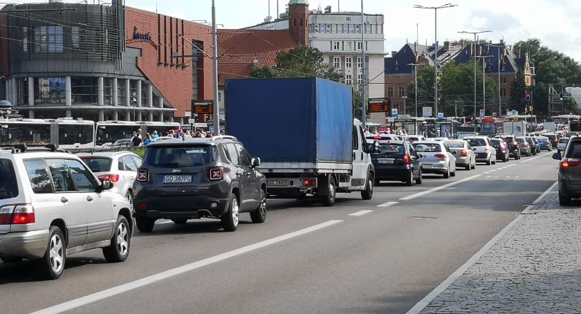 Zmiany w organizacji ruchu przy Forum powodują korki [Raport 12.08] - Zdjęcie główne