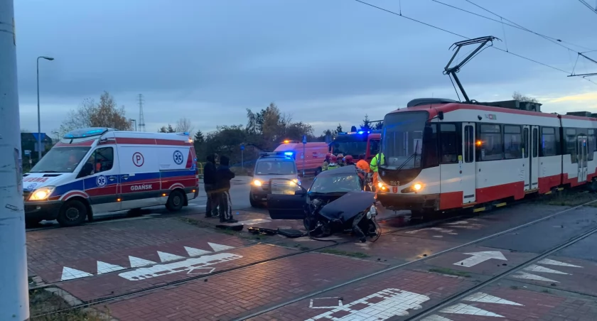 Poważny wypadek na ulicy Marynarki Polskiej. Utrudnienia dla pasażerów ZTM - Zdjęcie główne