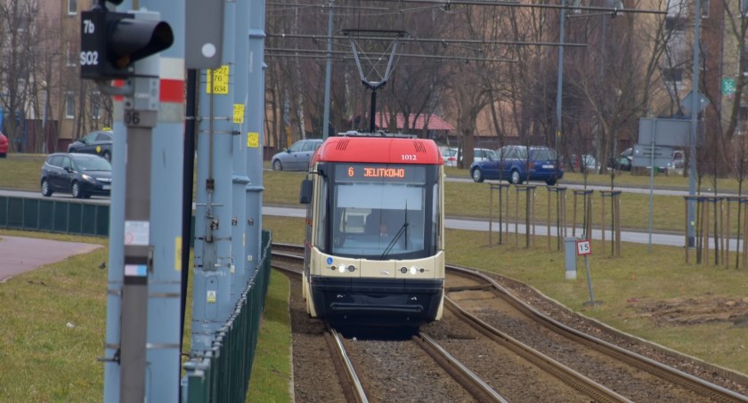 Średnio co 5 minut, a w praktyce kursy stadami. Dlaczego tramwaje jeżdżą nieregularnie? - Zdjęcie główne