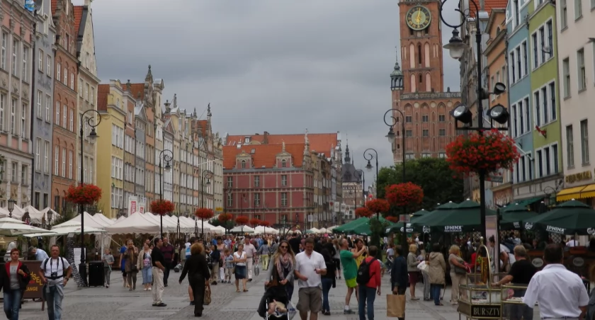 Pomagała chłopakowi siedzącemu na chodniku. W tym czasie okradł ją 52-latek - Zdjęcie główne