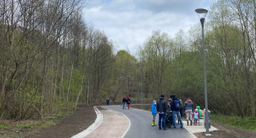 Trasa pieszo - rowerowa wzdłuż Potoku Oruńskiego na finiszu. Inwestycja budzi kontrowersje [ZDJĘCIA] - Zdjęcie główne