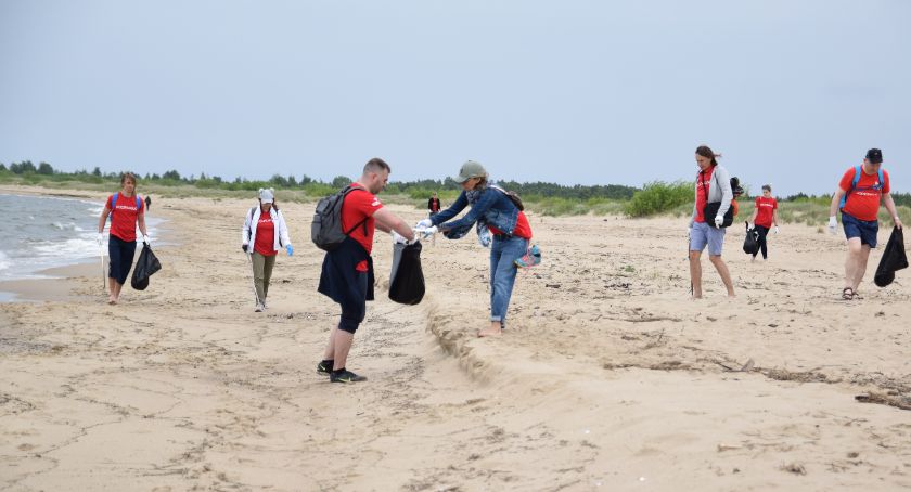 Pracownicy Energi wysprzątali plażę w Sobieszewie - Zdjęcie główne