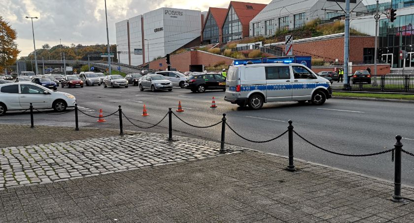 Ogromne korki w Śródmieściu. Policjanci blokują wjazd do centrum - Zdjęcie główne