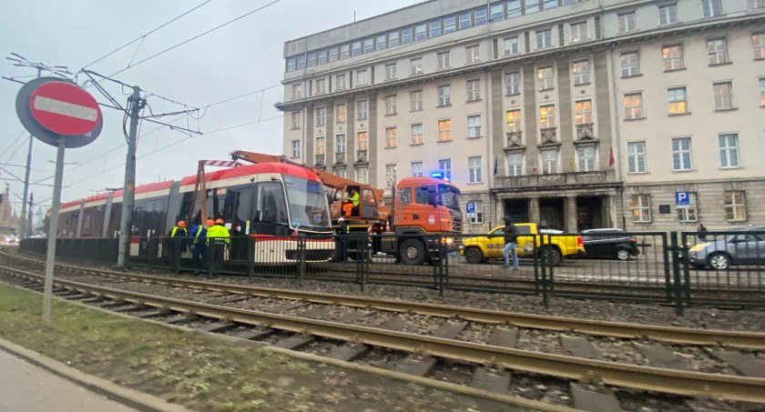 Wykolejenie tramwaju przy Dworcu Głównym. Duże utrudnienia w centrum [ZDJĘCIA] - Zdjęcie główne