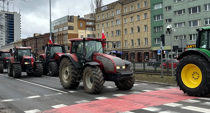 Trwa protest rolników. Utrudnienia na głównej arterii [ZDJĘCIA] - Zdjęcie główne