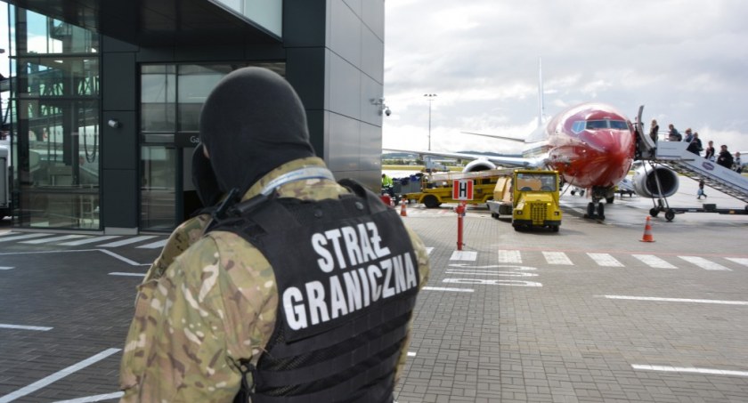 Żartowali, że mają bombę i granat. Podróż zakończyli na gdańskim lotnisku - Zdjęcie główne