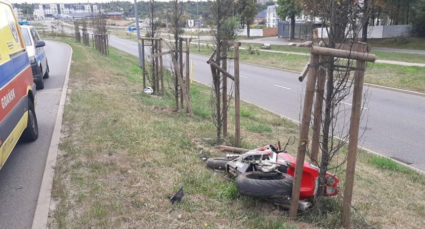 Pijany motocyklista bez prawa jazdy sprawcą kolizji na alei Havla  - Zdjęcie główne