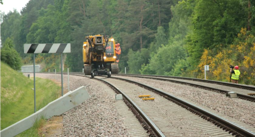 Ruszyła elektryfikacja PKMki. Co dzieje się na trasie?  - Zdjęcie główne