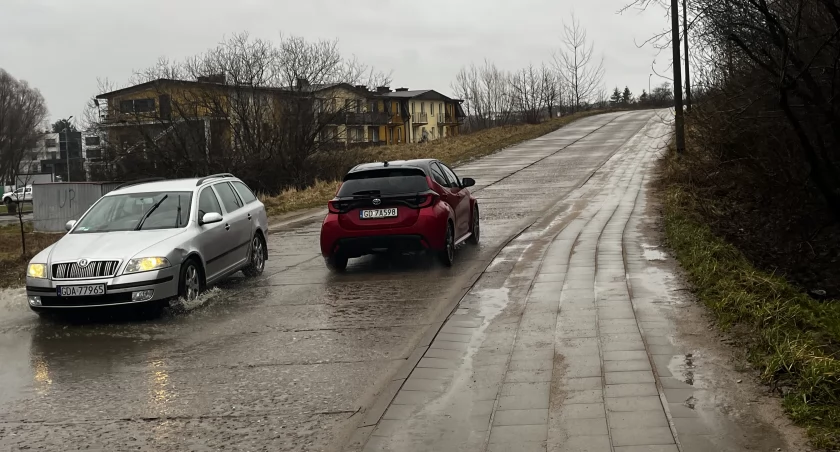 Ulica się rozpada, ale nie zmieściła się w kolejce do remontu. To niejedyny przypadek - Zdjęcie główne