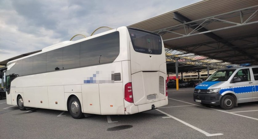 Pijany kierowca autokaru chciał zawieźć dzieci na kolonie - Zdjęcie główne