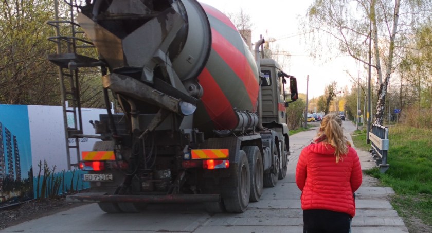 Letnica. Piesi muszą chodzić po placu budowy. Trwa walka o tymczasowy chodnik - Zdjęcie główne