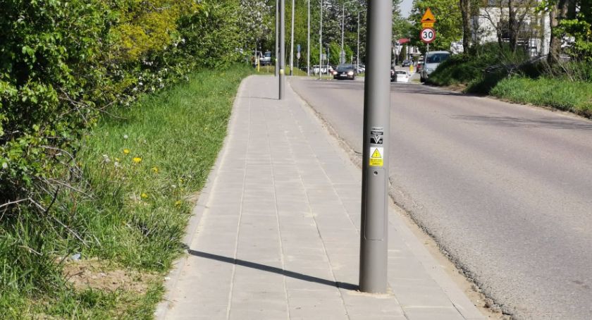 Na Warszawskiej pojawiło się brakujące oświetlenie. Stoi na środku chodnika [ZDJĘCIA] - Zdjęcie główne