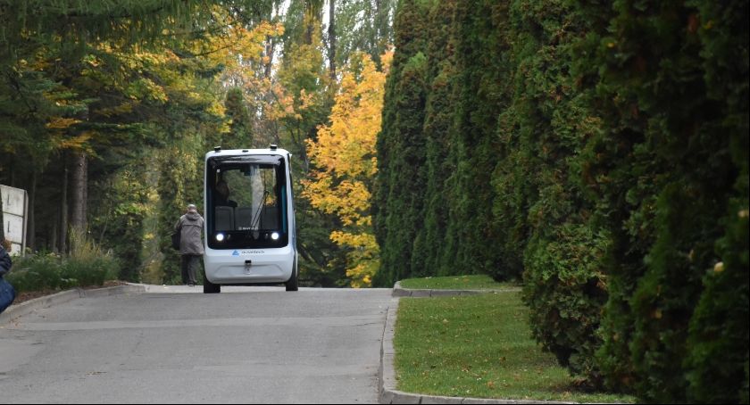 Autobus bez kierowcy rozpoczyna kursowanie po Cmentarzu Łostowickim [ZDJĘCIA] - Zdjęcie główne