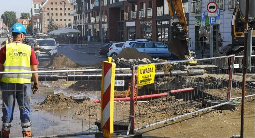 Koparka uszkodziła wodociąg w centrum Gdańska - Zdjęcie główne