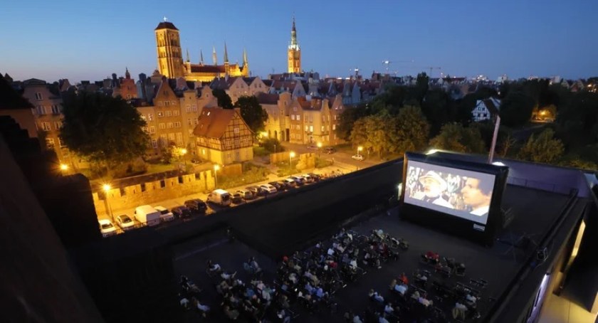 Kino na dachu Szekspirowskiego powraca. Co pojawi się na ekranie?  - Zdjęcie główne