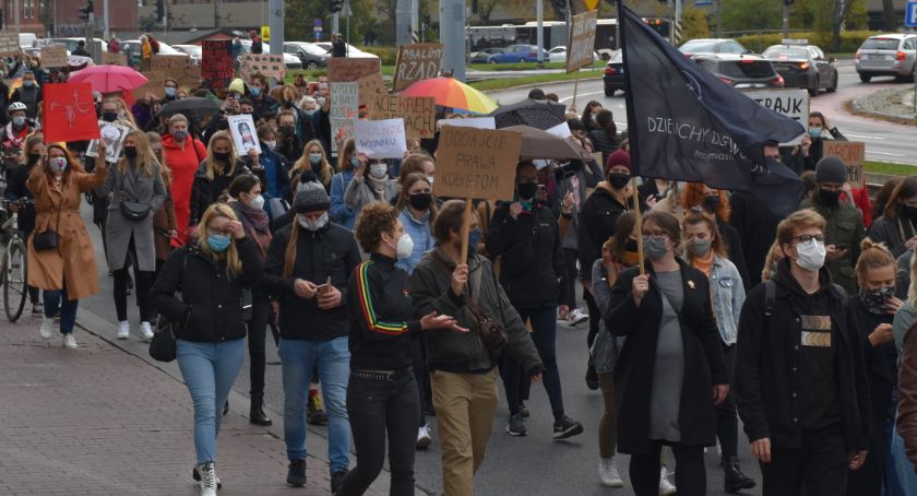 Aborcja, działalność gastronomii oraz klubów fitness - kolejny dzień manifestacji - Zdjęcie główne