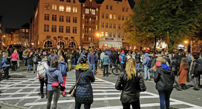 Publikacja wyroku TK. Dziś protest pod siedzibą Prawa i Sprawiedliwości - Zdjęcie główne