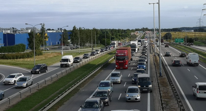 Niedzielne korki na obwodnicy Trójmiasta. Kierowcy tracą kilkadziesiąt minut - Zdjęcie główne