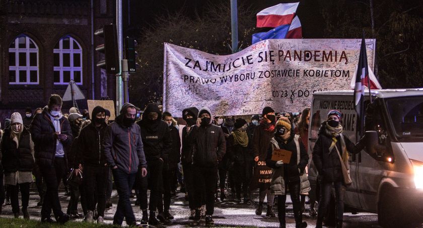 Strajk Kobiet. Miesiąc temu tysiące manifestantów. Wczoraj jedynie kilkuset [ZDJĘCIA] - Zdjęcie główne