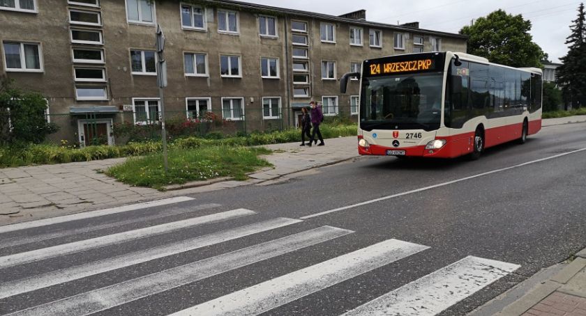 Krok od tragedii na przejściu dla pieszych. Uratował ich kierowca autobusu - Zdjęcie główne