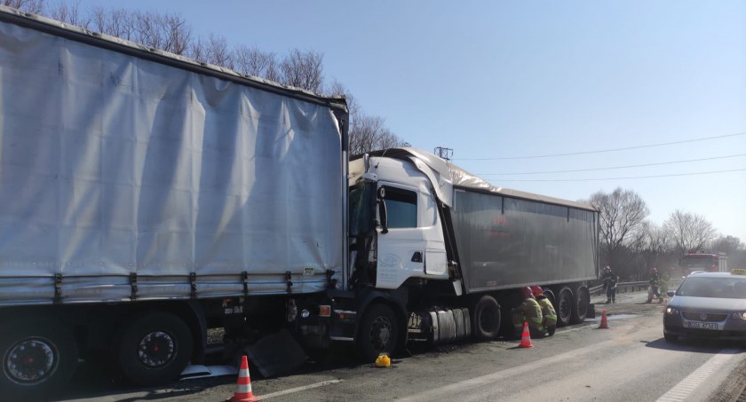 Kolizja ciężarówek na obwodnicy przy węźle Szadółki [ZDJĘCIA] - Zdjęcie główne