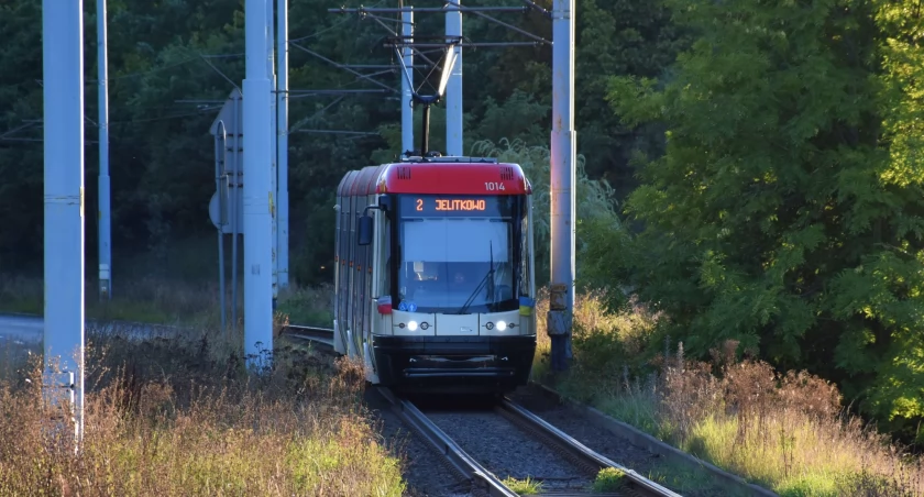 Zmiany rozkładów jazdy sześciu linii tramwajowych od poniedziałku - Zdjęcie główne