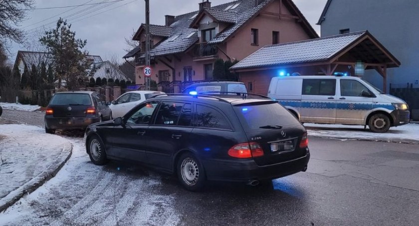 Kierowca bez prawa jazdy i po narkotykach. Pasażerowie byli poszukiwani - Zdjęcie główne