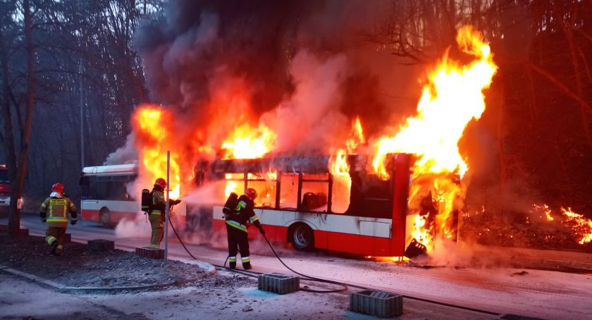 Pożar autobusu linii 115 koło UCK - Zdjęcie główne